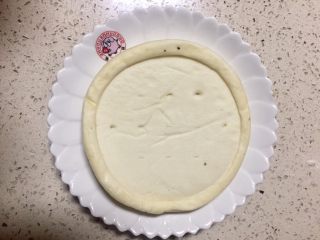 6、披萨~不一样的重奶酪拉丝披萨,现在准备披萨饼（之前都是自己做披萨皮，这次图方便买的现成的????）
