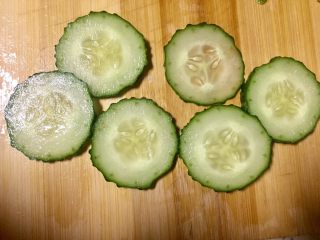 25、披萨~不一样的重奶酪拉丝披萨,黄瓜切6片????