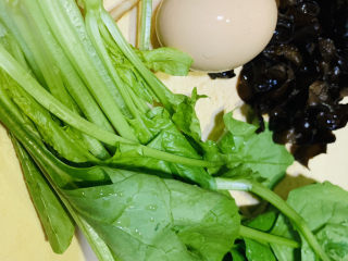 1、菠菜木耳炒鸡蛋,准备食材，待用；
