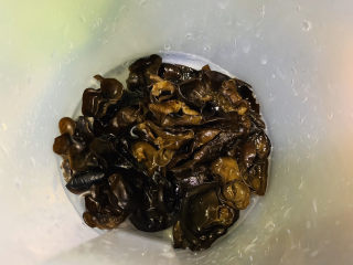 4、菠菜木耳炒鸡蛋,木耳用水提前泡发；