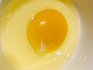 5、菠菜木耳炒鸡蛋,鸡蛋打入碗内；