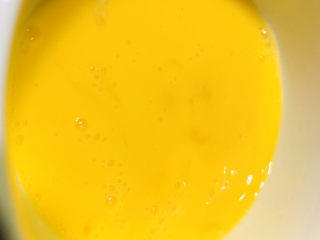 6、菠菜木耳炒鸡蛋,打散；