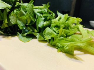 7、菠菜木耳炒鸡蛋,菠菜切段；