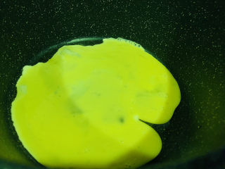 8、菠菜木耳炒鸡蛋,锅里放一勺油，倒入蛋液；