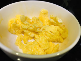 10、菠菜木耳炒鸡蛋,快速出锅，先装碗里；