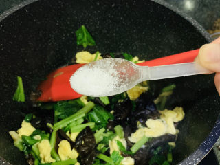 13、菠菜木耳炒鸡蛋,加少许盐；