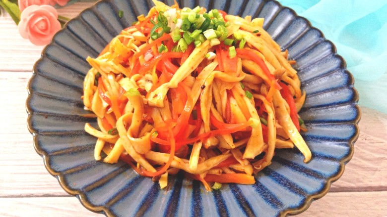 爽口凉菜凉拌胡萝卜鸡腿菇
