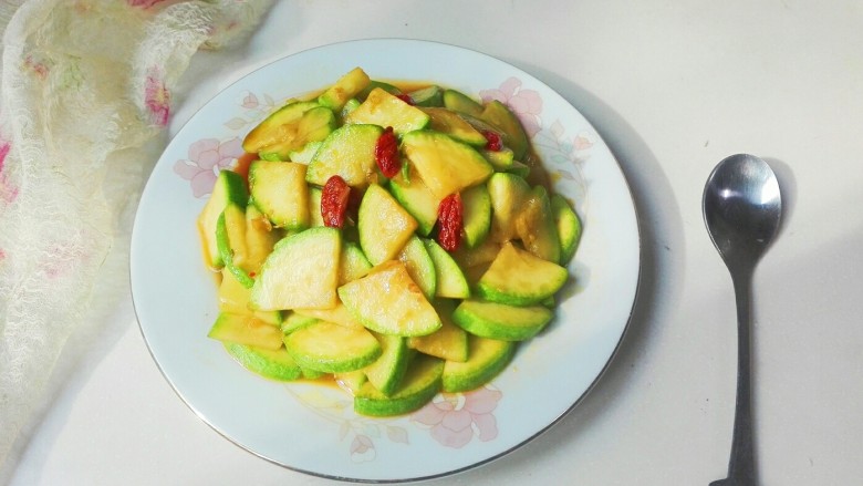 厨房挑战素菜甜枸杞香葱脆站瓜西葫芦