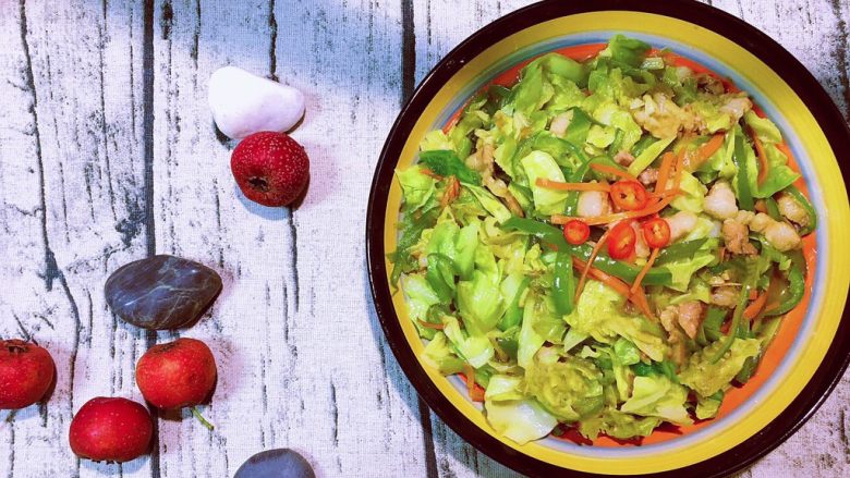 实用快手系列甘蓝菜尖椒炒肉丝