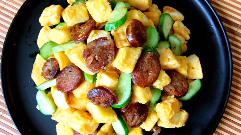 换个姿势吃馒头腊肠瓜片炒黄金馒头