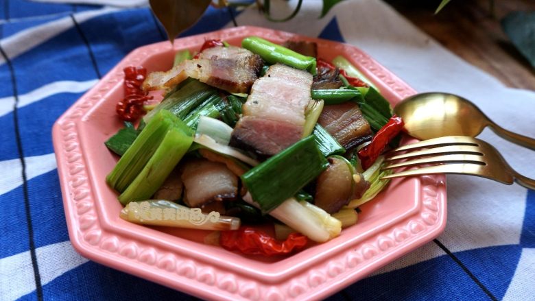 腊肉炒青蒜一家做肉百家香