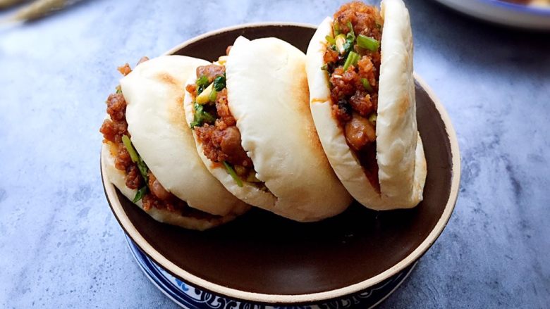 四川乐山名小吃—粉蒸肉卡饼