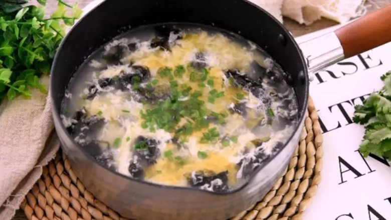 蛋花汤的花絮是这样做出来的搭配上紫菜完美