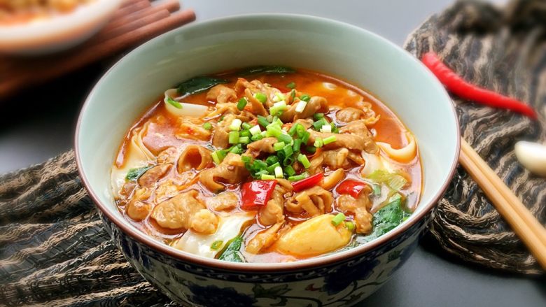 早餐泡椒肥肠刀削面