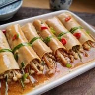 豆皮金针菇卷