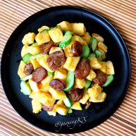 换个姿势吃馒头腊肠瓜片炒黄金馒头