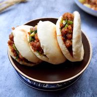 四川乐山名小吃—粉蒸肉卡饼