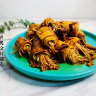 豆皮金针菇卷