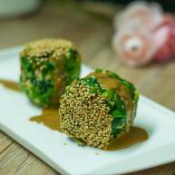 绿色美食麻酱果仁菠菜