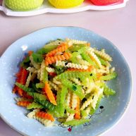 绿色美食+素炒三色螺旋莴苣
