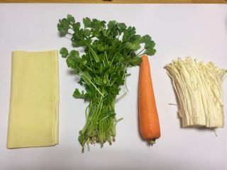1、凉拌干丝金针菇,准备食材，千张，香菜，胡萝卜，金针菇，并清洗干净