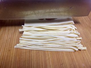 2、凉拌干丝金针菇,千张切丝