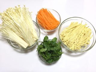 3、凉拌干丝金针菇,胡萝卜切丝，金针菇撕小份，香菜切小段