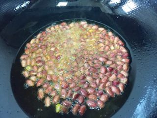 4、凉拌干丝金针菇,锅里放油小火炸熟花生米，小火哦，别焦了