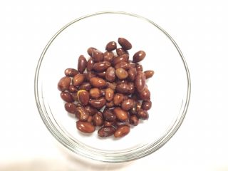 5、凉拌干丝金针菇,花生米盛碗里，放凉备用