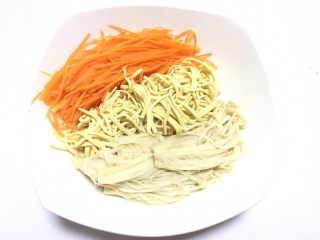 6、凉拌干丝金针菇,开水分别煮千张2分钟，胡萝卜30秒，金针菇2分钟捞出放凉，夏天可以放凉开水或者冰水里浸泡