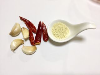 7、凉拌干丝金针菇,准备蒜瓣，辣椒，白芝麻