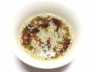 11、凉拌干丝金针菇,把陈醋，生抽，盐，糖，鸡精（也可不放）都放入蒜末碗中混合均匀，缺什么就再加什么，调料碗就制成了