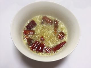 9、凉拌干丝金针菇,锅里放油烧热浇入碗中，爆香蒜末。香味飘来，有木有？