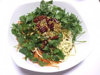 12、凉拌干丝金针菇,把调料放入蔬菜中，加入花生米，适量的芝麻油混拌均匀