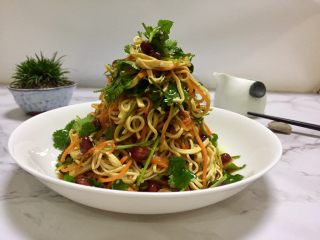 13、凉拌干丝金针菇,装盘，垒高会比较好看哦……