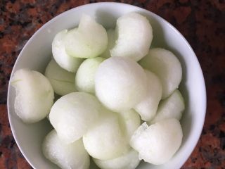 2、冬日暖心菜 冬瓜杞子猪肉丸汤,冬瓜用勺子挖出半圆球状