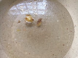 3、冬日暖心菜 冬瓜杞子猪肉丸汤,热锅放油，放入姜爆香，加入清水煮沸