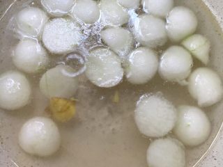 4、冬日暖心菜 冬瓜杞子猪肉丸汤,放入冬瓜球