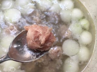 5、冬日暖心菜 冬瓜杞子猪肉丸汤,用汤勺挖入肉丸子，煮至肉丸熟透，加入几粒杞子，放盐