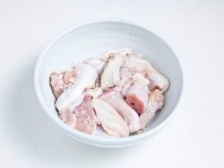 2、#吃豆腐#西洋参鸡汤豆腐&花样豆腐,鸡肉洗净沥干焯水。