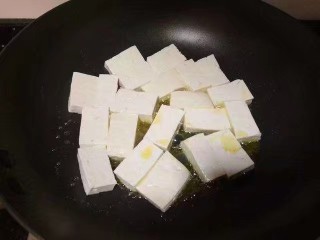 3、#吃豆腐#西洋参鸡汤豆腐&花样豆腐,锅中热油,将鸡肉和豆腐入锅用料酒焖烧,装入炖罐中,加姜片两片、葱段、水,入高压锅炖二十分钟。起锅前加入西洋参多五分钟。