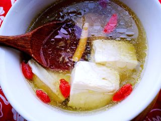 4、#吃豆腐#西洋参鸡汤豆腐&花样豆腐,西洋参滋阴补气,豆腐富含植物蛋白,鸡肉低脂易消化,寒热搭配阴阳平衡,清火提精力。忙碌焦虑的男人,学业紧张的孩子,喝完这一碗,继续加油哦。