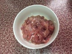 1、鱼香肉丝,1.猪肉切成丝用料酒、盐、淀粉腌制半小时