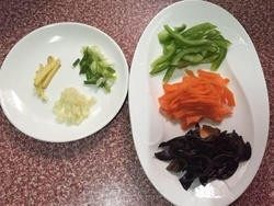 2、鱼香肉丝,2.木耳、青椒、胡萝卜切成丝,葱切葱花,蒜切碎,姜切丝