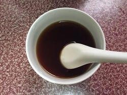 3、鱼香肉丝,3.把半勺蚝油、一勺生抽、一勺白糖、一勺陈醋加适量水调成酱汁备用