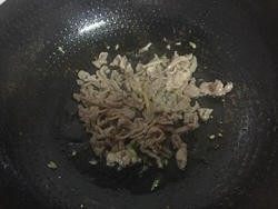 5、鱼香肉丝,5.放入肉丝炒至变色变白