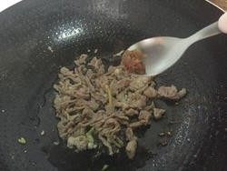 6、鱼香肉丝,6.加入辣椒翻炒