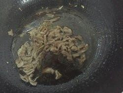 7、鱼香肉丝,7.倒入刚才调好的酱汁