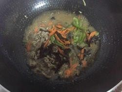 8、鱼香肉丝,8.烧至汤汁浓稠时放入木耳、青椒、胡萝卜翻炒至断生。即可装盘食用