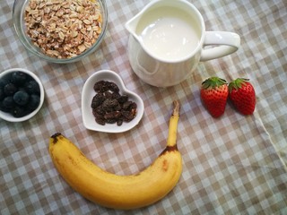 1、家宴甜品～燕麦香蕉酸奶杯,所需食材备齐